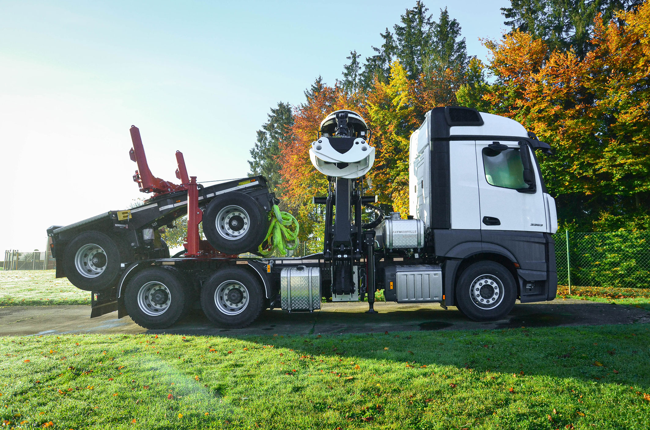 Vue latérale camion grumes Mercedes-Benz Actros 3353L 6x4 avec grue Palfinger Epsilon S260Z96 et Faymonville FlexMAX